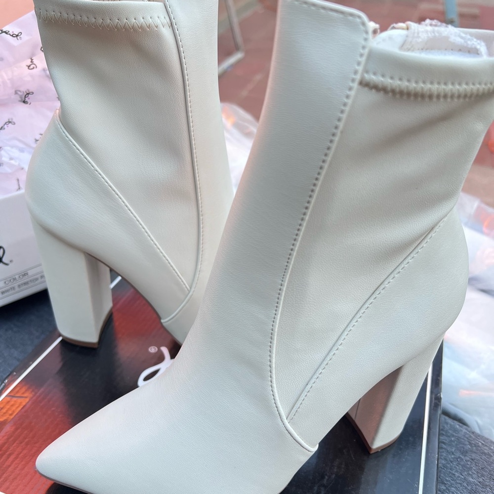 White mini boots size 7, very narrow fitting I have a wide foot so didn't fit.